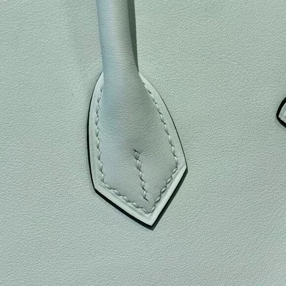 Classic Hermes Bag: A Stylish and Versatile Choice for Elegance - Picture 5 of 6